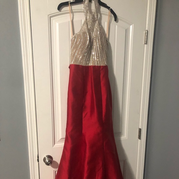 Red gown - Picture 1 of 3